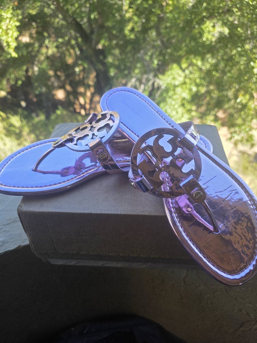 Tory Burch Metallic Purple Logo Thong Sandals - Shiny Purple
